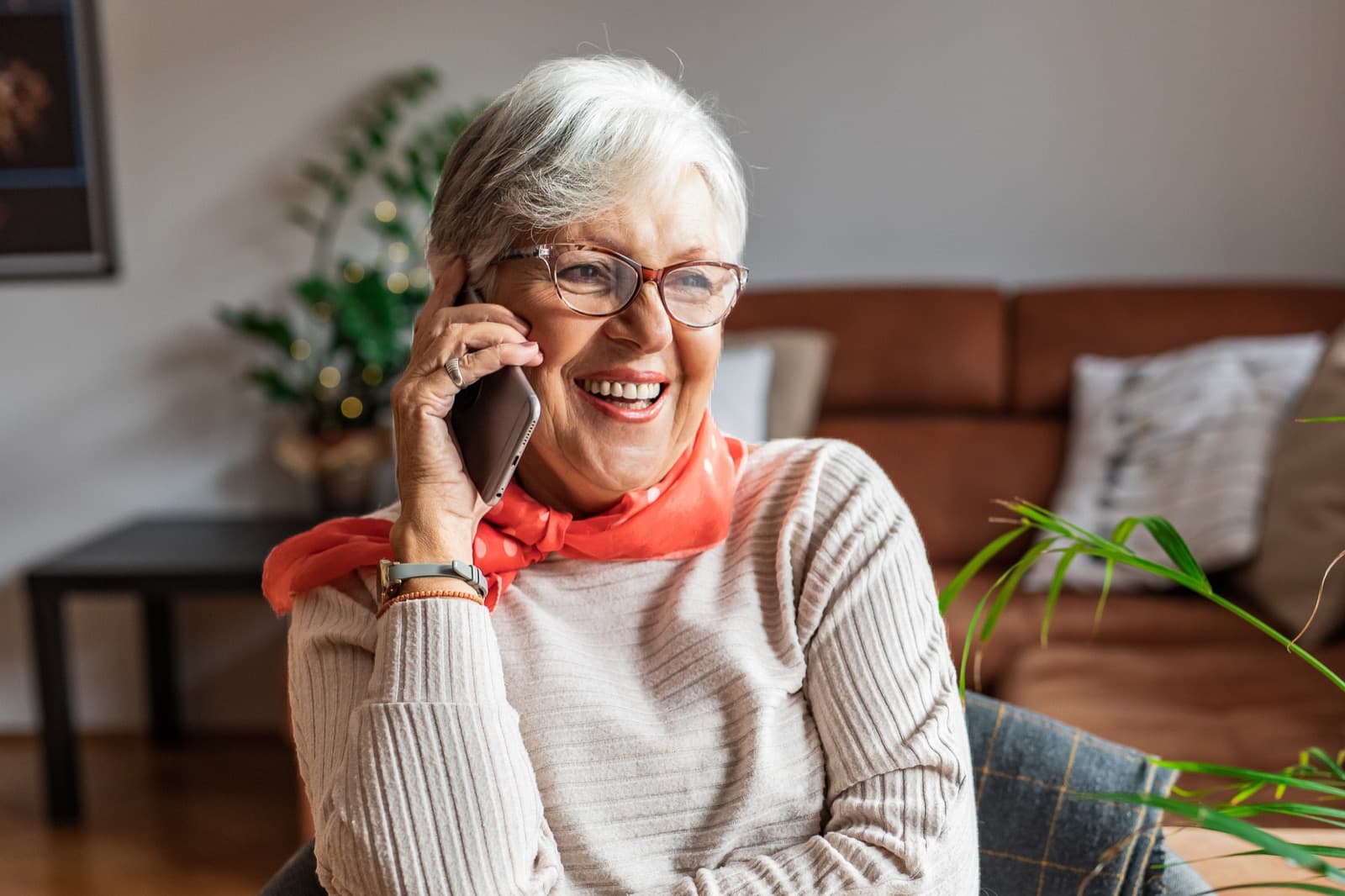 Seniorin bestellt Casa Tom Tasty telefonisch von zuhause