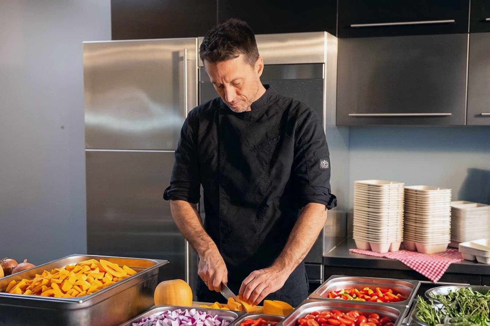 Küchenchef Stefan bereitet frisch gekochte Tom-Tasty-Menüs zu