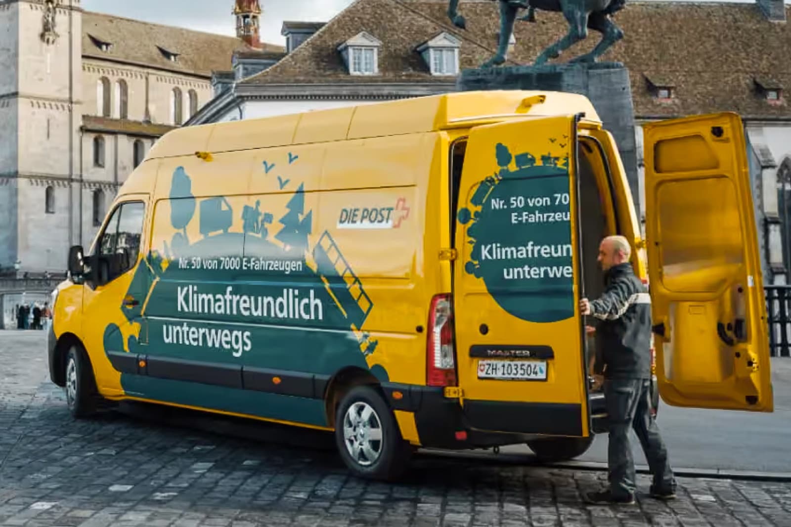 Lieferwagen der Schweizer Post unterwegs in der Stadt